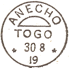 Timbre à date contenant un demi cercle le nom de ville et mention TOGO /